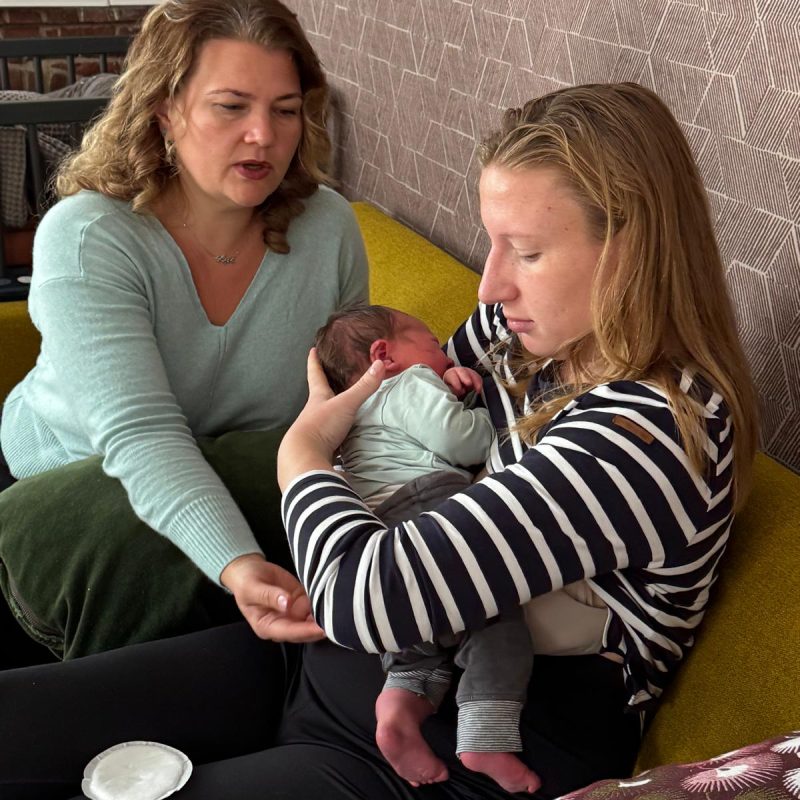 Lactatiekundige helpt moeder en baby bij het aanleggen